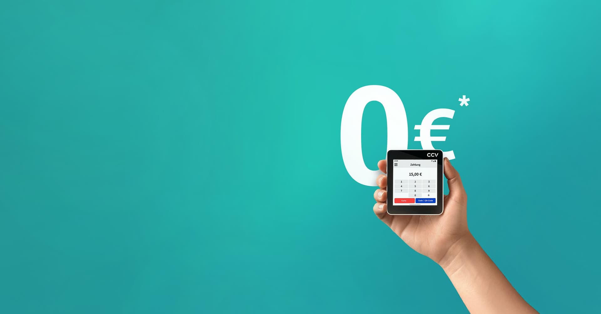 Eine Hand hält ein kleines mobiles Kartenterminal vor einem türkisfarbenen Hintergrund mit großem weißen "0€*". Display zeigt Zahlung „15,00 €“ sowie Tasten für Karte und QR‑Code.