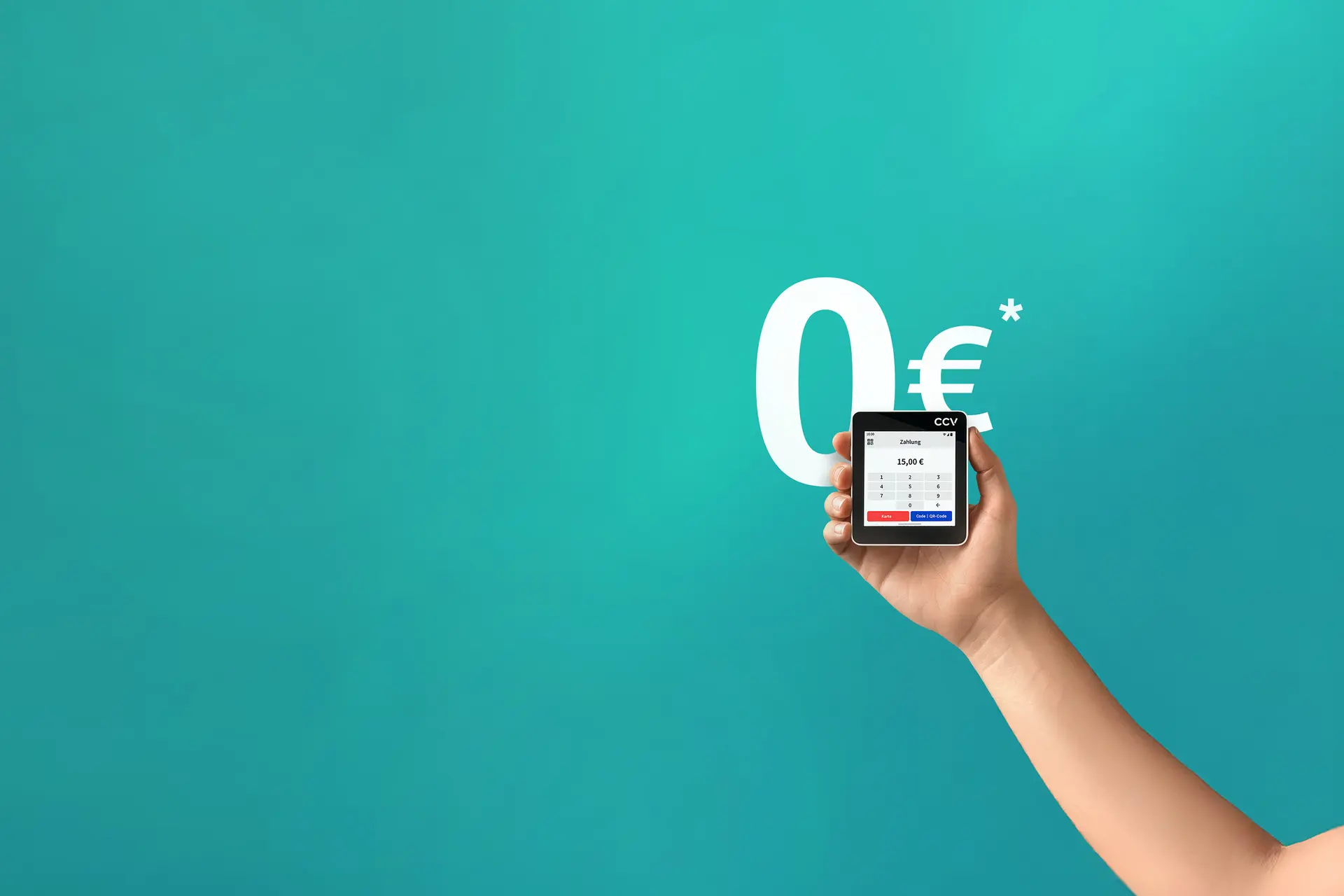 Eine Hand hält ein kleines mobiles Kartenterminal vor einem türkisfarbenen Hintergrund mit großem weißen "0€*". Display zeigt Zahlung „15,00 €“ sowie Tasten für Karte und QR‑Code.