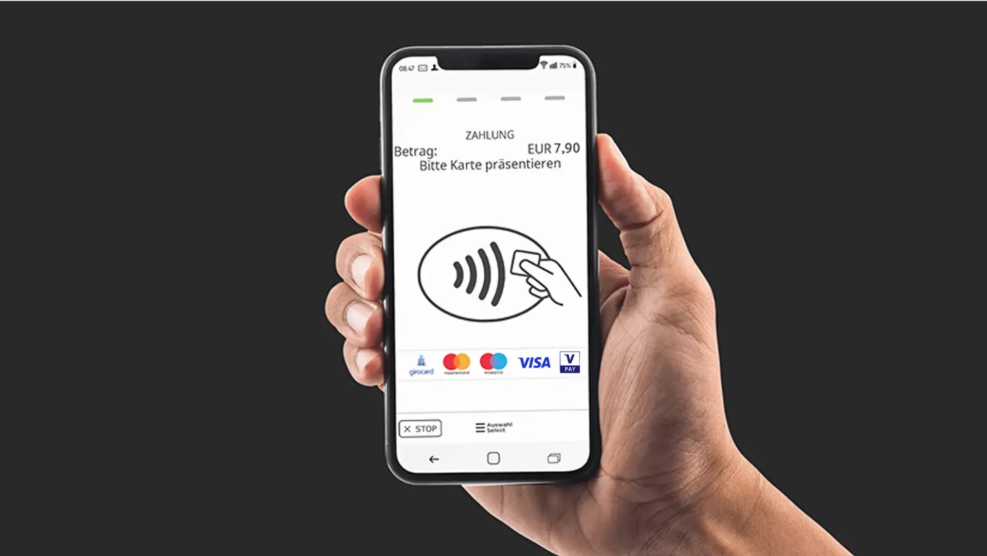 „Hand hält Smartphone mit geöffneter Bezahl-App. Auf dem Display steht ‚Zahlung 7,90 EUR – Bitte Karte präsentieren‘ mit Symbol für kontaktloses Bezahlen und Logos von girocard, Mastercard, Visa und V PAY.